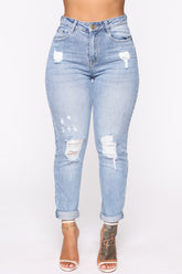 Keep Coming Back Boyfriend Jeans - Light Blue Wash Ins Street